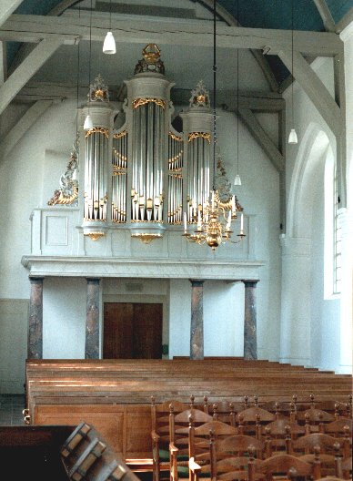 Het Kruse orgel in zijn omgeving in de N.H. Kerk te Nieuwland.