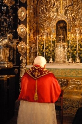 Paus Benedictus in gebed in Alttting