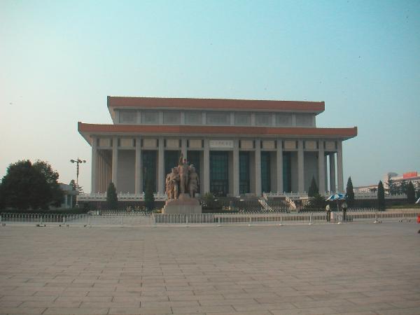 4ch010Beijing_plein_vd_hemelse_vrede01_Mao_mausoleum