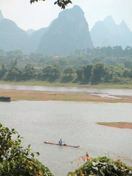 4ch190_Yangshou_park_uitzicht04_rivier_bootje