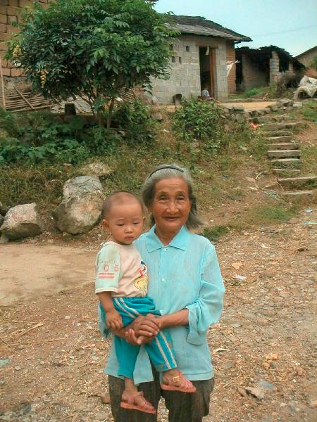 4ch213_Yangshou_tussendragonbridgeenJinbao_vrouw_kind