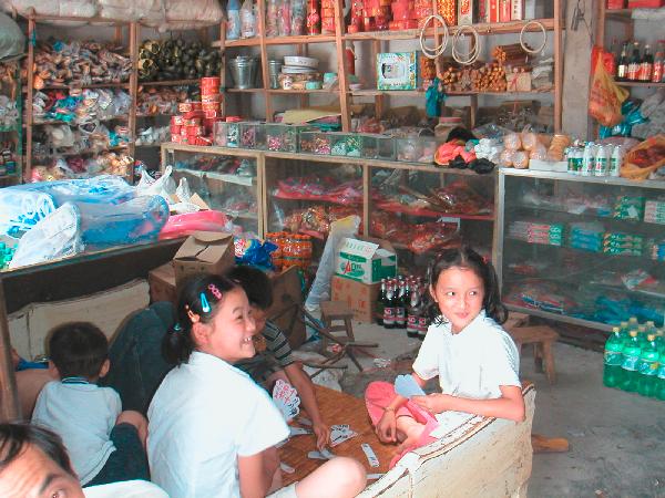 4ch223_Yangshou_omgeving_winkeltje02