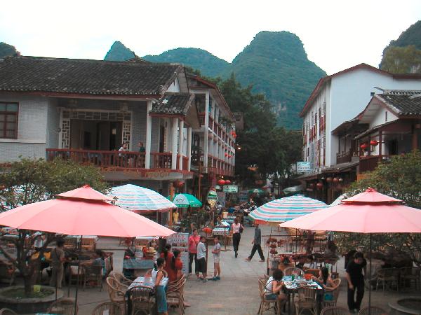 4ch231_Yangshou_hoofdstraat02