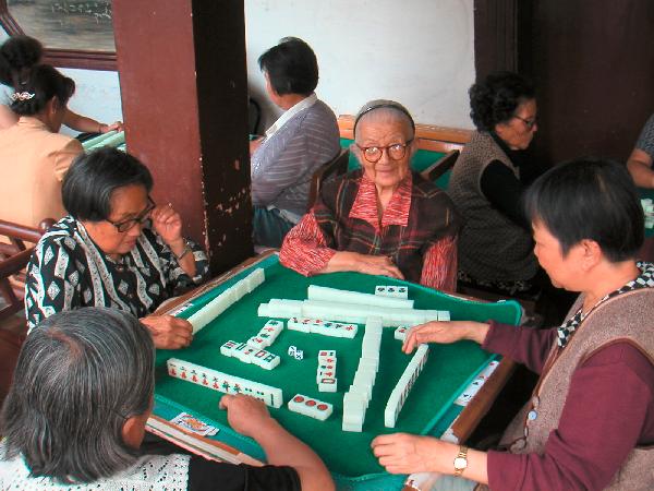 4ch272_Kunming_mensen_spelen_pagode03