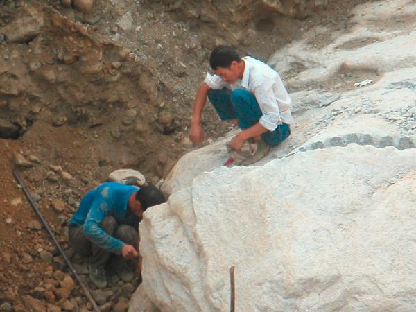 4ch310_Dali_bergwandeling_mensen_stenen_uithakken02