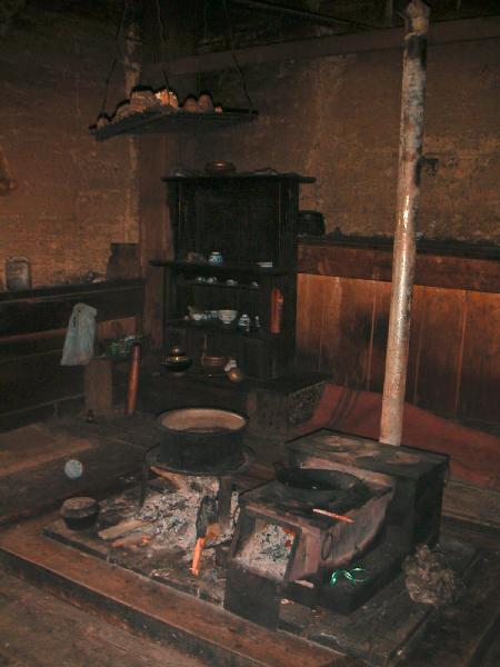 4ch355_Zhongdian_klooster_bij_monnik_binnen01