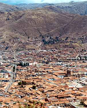Panorama van Cuzco: volgens de tekst op de berg moeten we de Olympics in 2002 in Cuzco houden.....