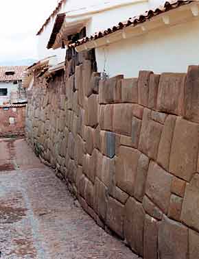 De muur van Inca-stenen.