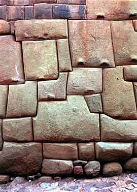 De beroemdste steen van Peru: die met de 11 kanten.