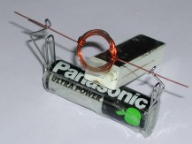 batterij 1,5 V, 50 cm. koperdraad, 2 paperclips, een magneet(je) en het draait