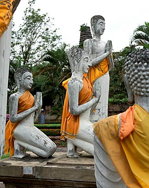 Deze figuren kijken devoot naar de Boeddha. 