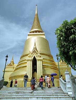 De Phra Si Rattana Chedi bevat dden deel van het borstbeen van de heilige Boeddha