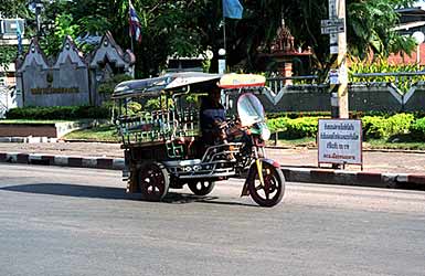 Een Tuktuk op zoek naar een "vrachtje"