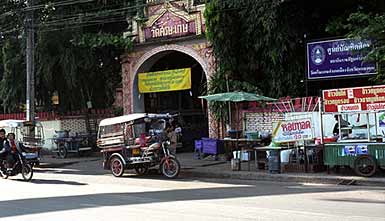 Hét straatbeeld van Thailand: eettentjes & Tuktuk's