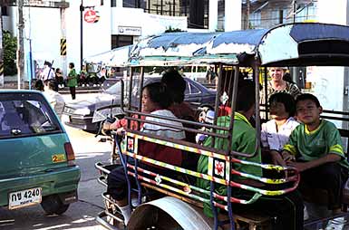 Schoolkinderen worden opgehaald met de Tuktuk 