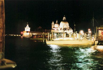 Venetië bij nacht: zo romantisch...