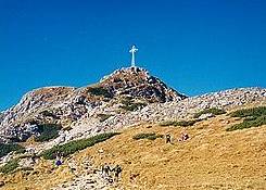 Top van de Giewont met 15 m. hoog kruis