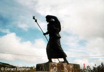  Zwoegende pelgrim voorbij Cebreiro