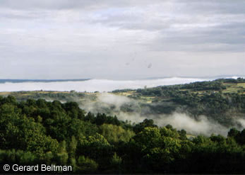 Mist boven het dal tussen Cebreiro en Samos.