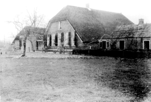 de oorspronkelijke boerderij DE MHEEN met links een schuur en rechts het bakhuis, met dank aan Wim
