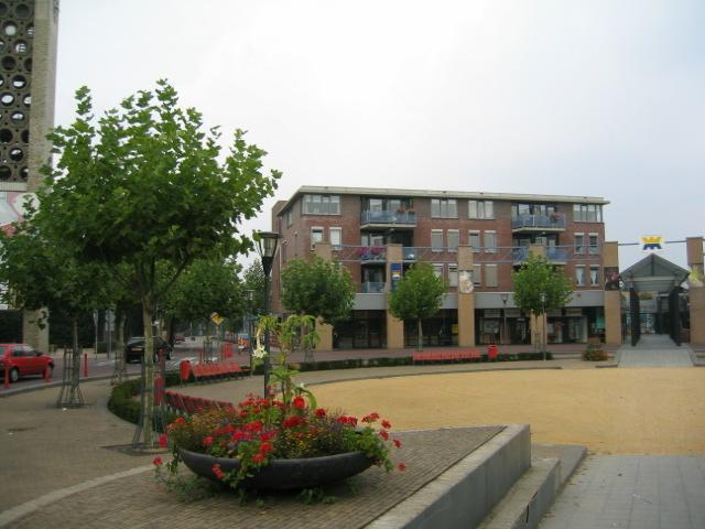 Winkelcentrum Maasburg + gem.huis toren(links)