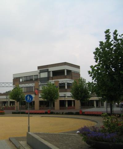 Winkelcentrum Maasburg + gem.huis toren(links)