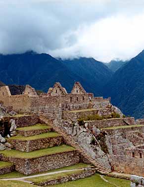 Woonhuizen tegen de berg Machupicchu.