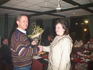 De voorzitter feliciteert Henny.