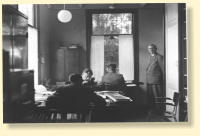 Secretarie gemeentehuis, staand rechts burgemeester D. Thomassen  Thuessink van der Hoop van Slochteren (1946-1956)
