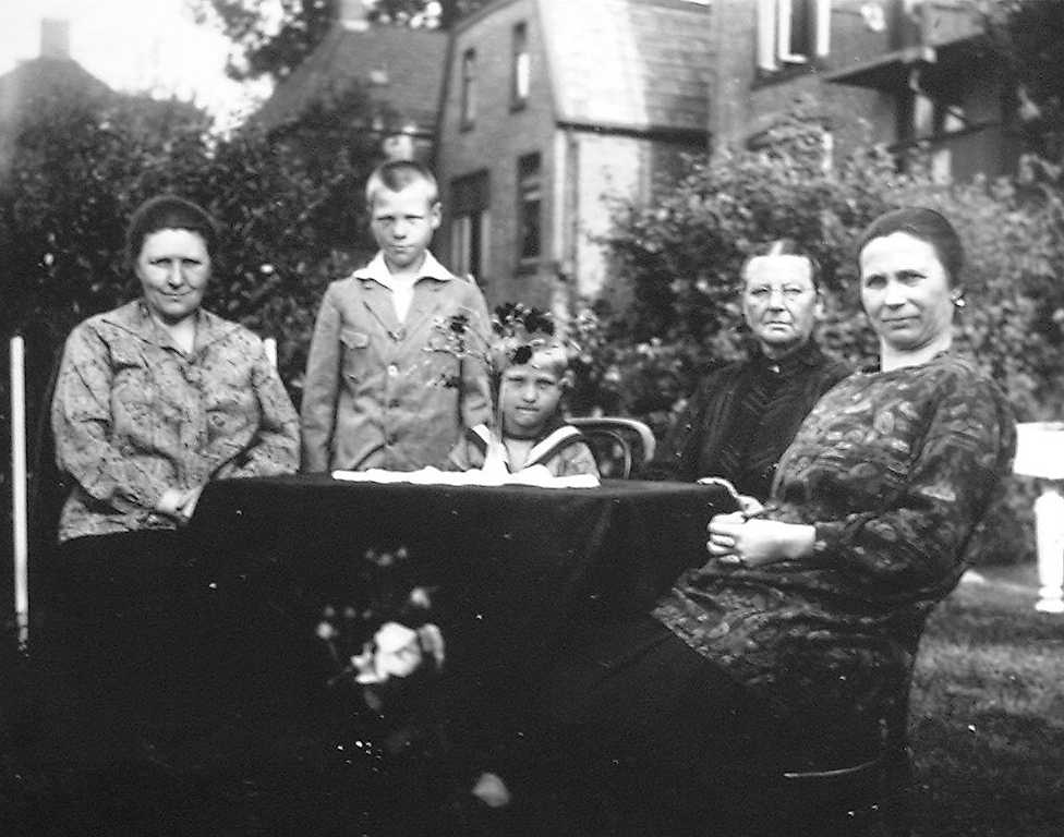Trientje Schaap met haar zus en moeder en een aantal van haar kinderen
