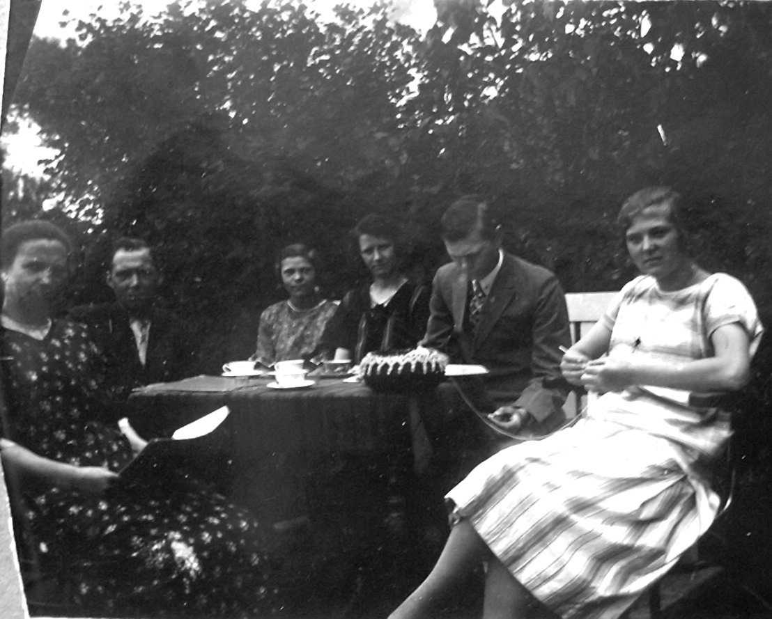 Trientje Schaap met haar broer en een aantal van haar kinderen