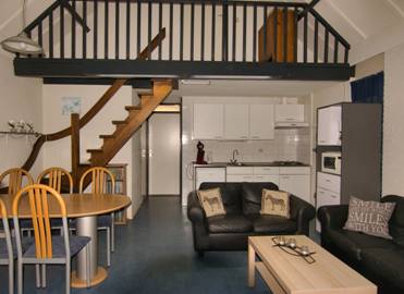 Simpelveld bungalow woonkamer zithoek keuken.jpg