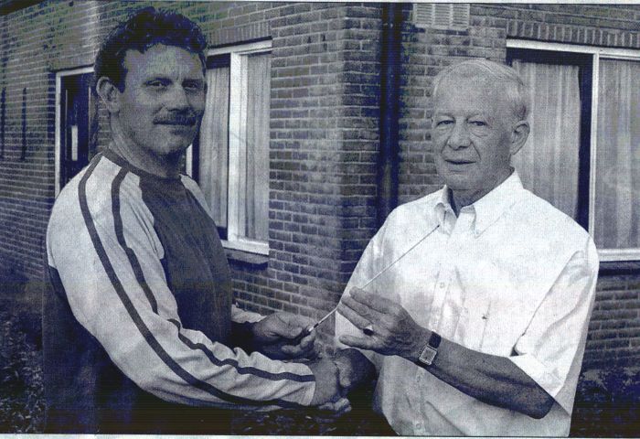Dirigent Henk Beekhof overhandigde het stokje aan de nieuwe dirigent Jan Schoonhoven (foto Het Kontakt)