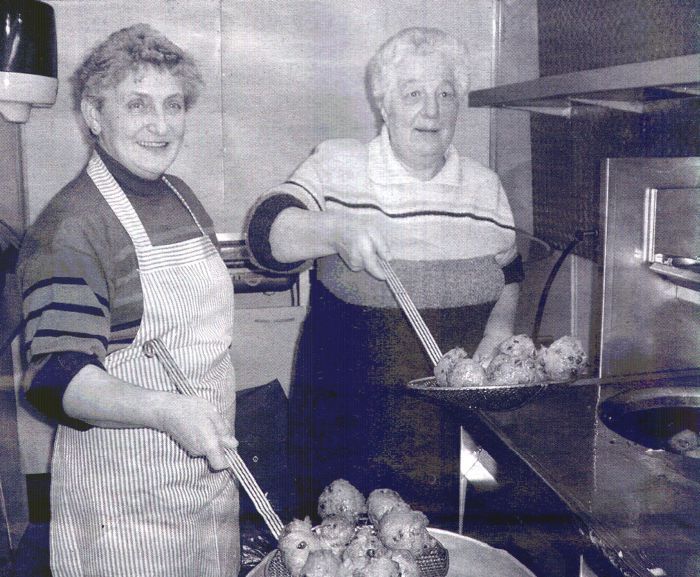 Hierdens duo bakt al 25 jaar oliebollen voor de muziek (foto: Het Kontakt)