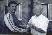 Dirigent Henk Beekhof overhandigde het stokje aan de nieuwe dirigent Jan Schoonhoven (foto Het Kontakt)