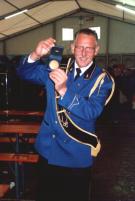 Tamboer-matre Henk Jans met de zojuist veroverde gouden medaille (eigen foto)