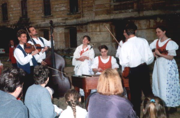 De cymbaalgroep bestaat uit een aantal zeer goede muzikanten