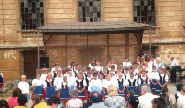 Het kinderkoor zingt Nederlandse liedjes