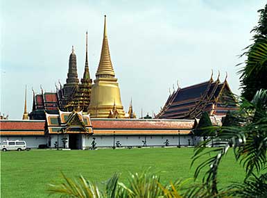 Al op afstand herkenbaar: de Phra Si Rattana Chedi.