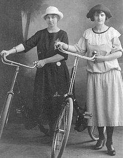 Twee dames met fietsen aan de hand.
