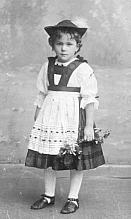 Klein meisje in Tiroler jurkje