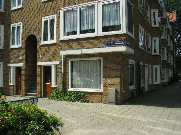 curacaostr42 van Walbeeckstraat. In 1955 melkboer Pauws.