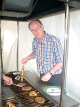 Theo, altijd wat onwennig met de stokjes!